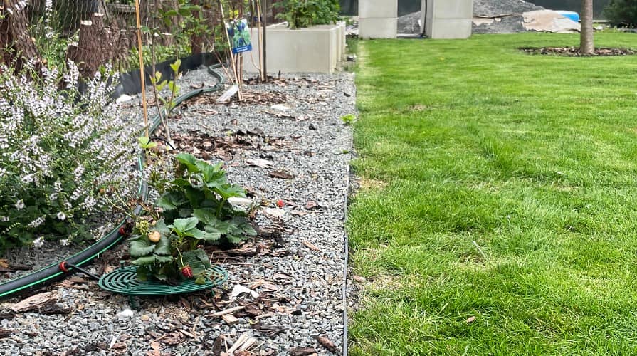 Ocelový obrubník kolem zahradního záhonu